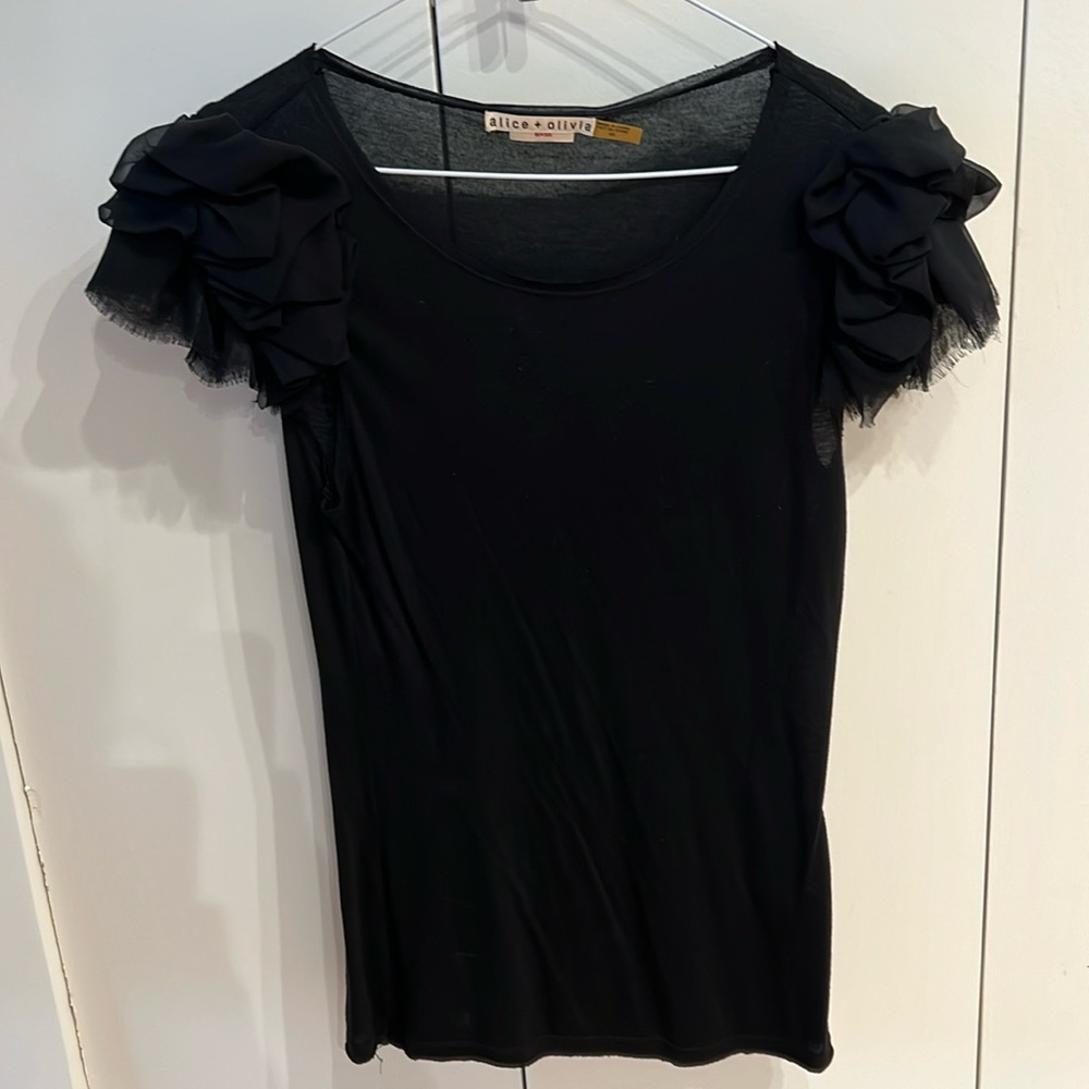 Alice + Olivia XS tshirt with rouched sleeves